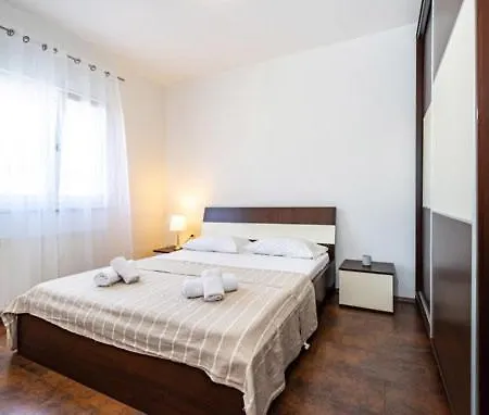 Mell מלון Lovinac (Zadar)